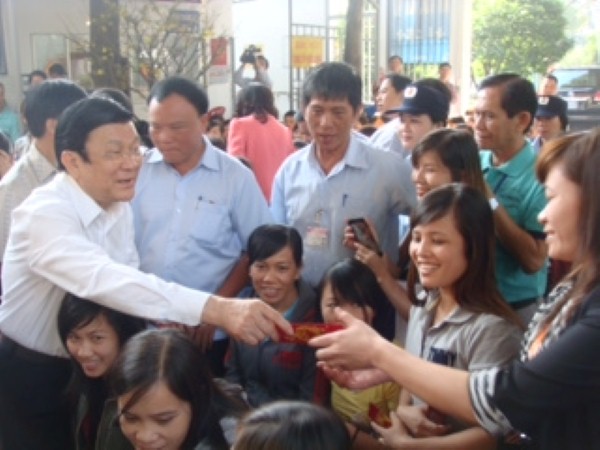 ប្រធានរដ្ឋវៀតណាមអញ្ជើញទៅជូនពរឆ្នាំថ្មីកម្មករនៅទីក្រុងហូជីមិញ